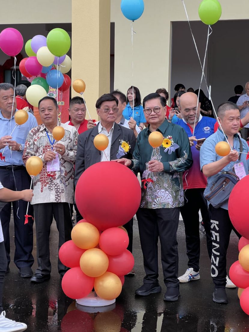 吴标生（右三）起，丹斯里方天兴，拿督黄天明等人受邀为彭亨福州十邑会馆新会所主持联合开幕仪式时摄。