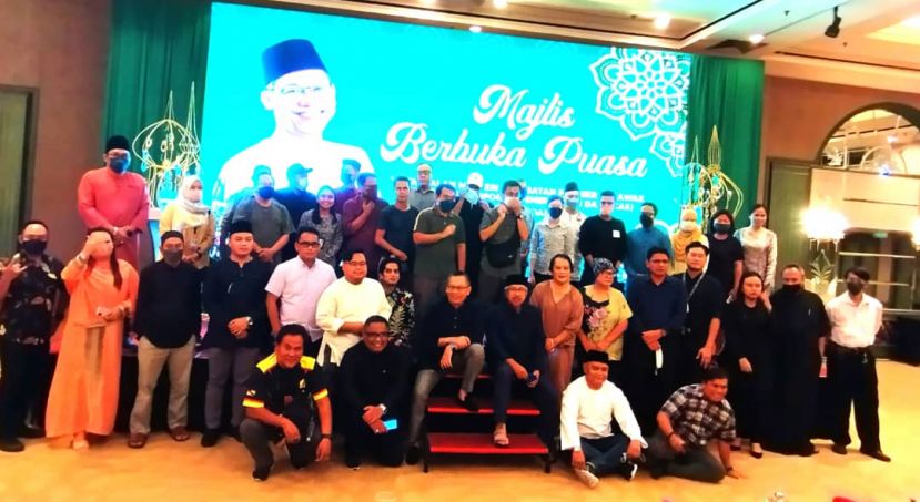 坐在楼梯口的阿都拉赛多（左）和出席者之大合照。