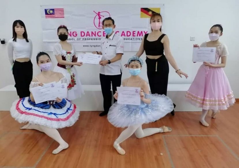  北市行政委员薛华东（中）在田婷婷院长（右2）陪同表扬于日前在六国国际芭蕾舞蹈决赛获16岁组别冠军叶秦希（左2）。左起为张瑜芝老师及右为学员田思茜；前排左起是蔡欣颖、徐苇庭。