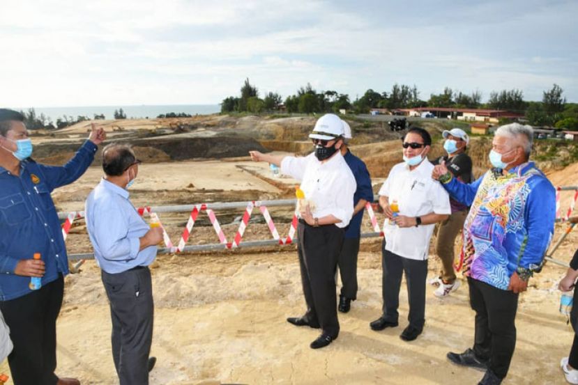 砂首长拿督巴丁宜阿邦佐哈里（右三）在民都鲁巡视占地1068英亩的砂拉越石油化学枢纽工地。