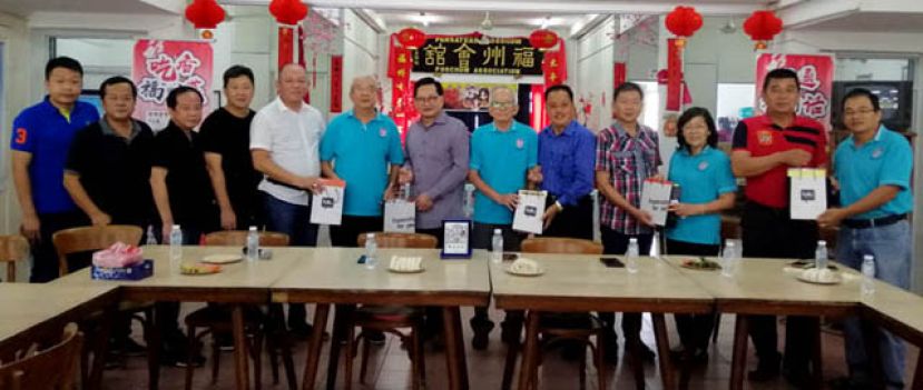 太平福州会馆领导赠送纪念品予梳邦福州十邑会馆、成邦江福州公会、砂拉卓福州公会及曼绒福州文化工作坊代表时摄。