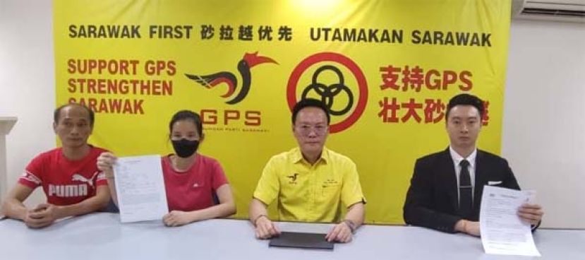 砂人联党公共投诉局主任符祥威（右2）、林建良律师（右）以及受害女童的父母，在新闻发布会上一摄。