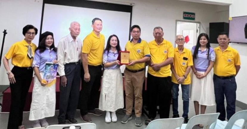 紫辉阁阁长蔡岷谷（右五）与紫霭阁康乐组主任余金花（左五）交换纪念品。右一起为紫辉阁总务彭国良、紫霭阁康乐组副主任黄凤萍、紫辉阁副阁长谢云德。左一起为紫辉阁妇女组主任陈桂英、紫霭阁康乐组副主任余木兰、紫辉阁署理阁长陈盛福及康乐组主蔡枚倧。