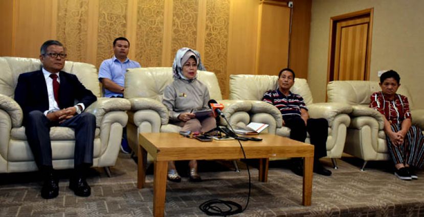 前排坐者左起；为砂安全与执法单位总监拿督蔡庆忠博士、砂福利、社会和谐、妇女、家庭与学前教育部长拿督斯里陈赛明、大卫恩慕拉比的父亲恩慕拉比、母亲德丽沙，后排坐着为胞兄莫尼。