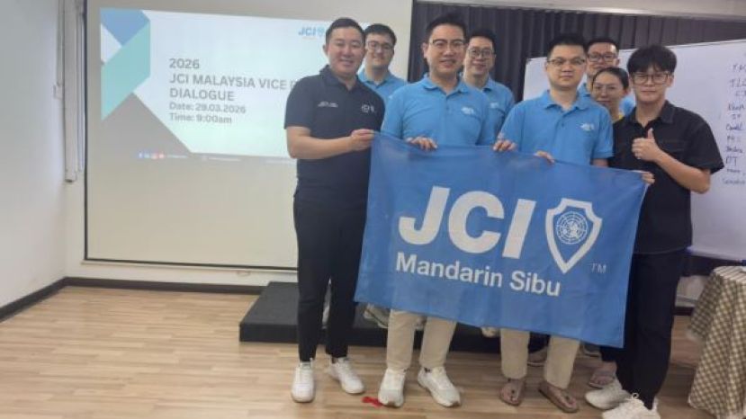 左起为杨富凯马来西亚全国副会长和张永毅会长。右一为筹备会主席黄拔栋与全体出席者进行了大合照留念，象征本地与全国领导层的紧密连接与合作精神。