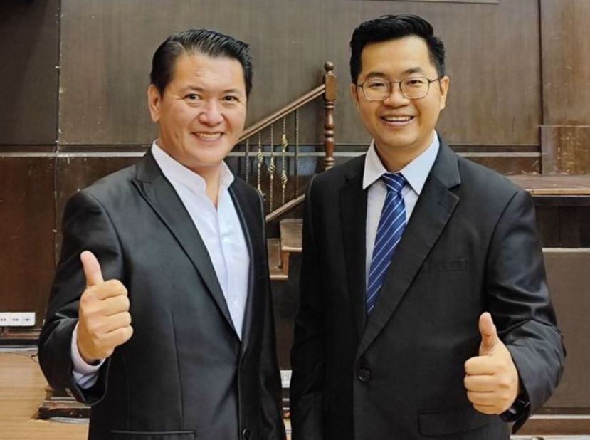 江邦忠（右）与&ldquo;第三届东盟产后康复大会&rdquo; 大会主席江吉翔交流。