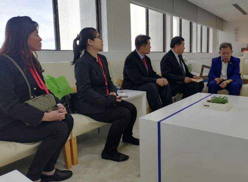 拿督斯里沈桂贤副总理（右起）受砂医总会长江宗兴与代表团成员林德强、林可妮、江秀云礼貌拜会。