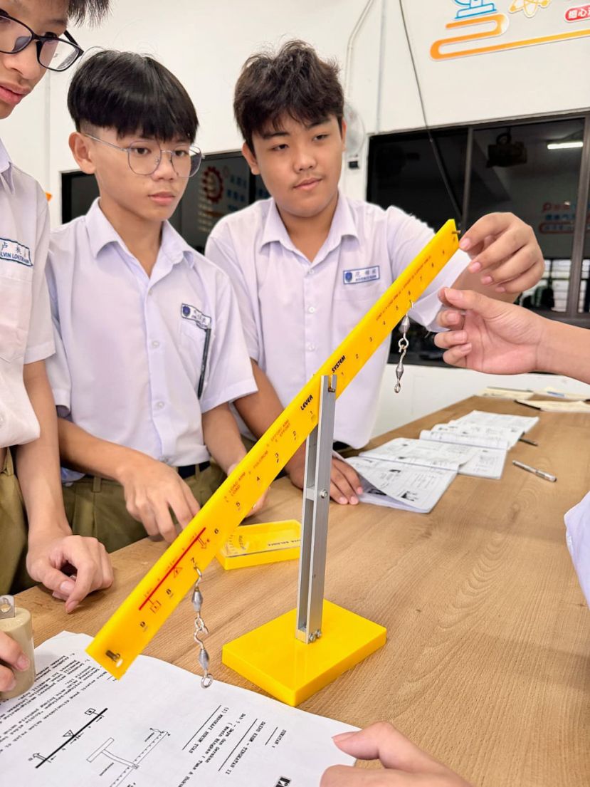 学生进行初中科学课。