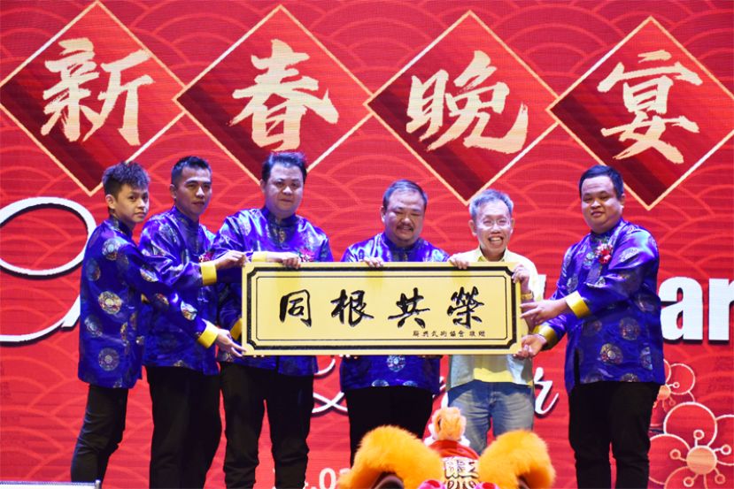 晚宴筹委会主席陈志财（左3）赠送“同根共荣“牌匾赠送给主宾砂副总理拿督阿玛沈桂贤，左起为秘书田成伟和康乐主任梁福宝，右为文化主任陈顺财及右3为副主席杨子然。