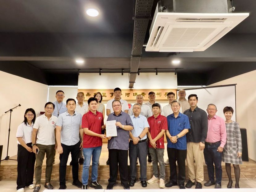 中友会会长拿督黄国辉（左五）移交移交工程委托信给3C Furniture enterprise的经理陈泉达（左四）。