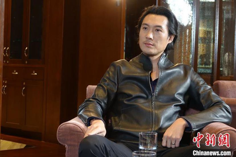 赵式庆在北京接受中国新闻网&ldquo;港澳会客厅&rdquo;专访。