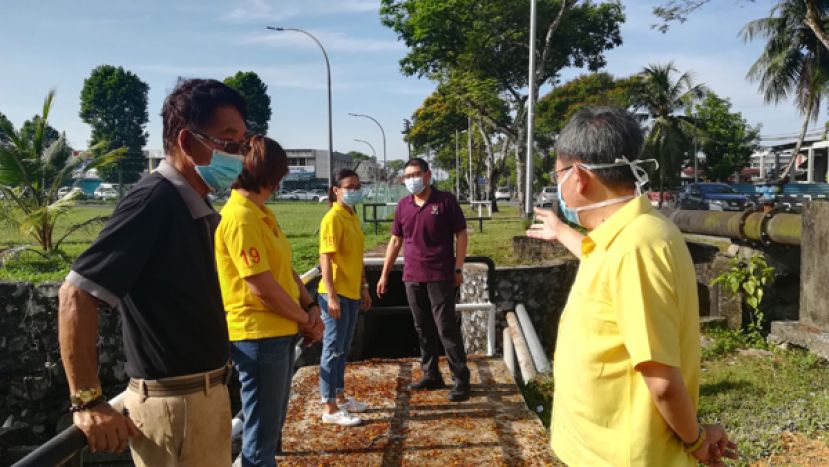 拿督斯里沈桂贤巡视德莎威拉，并提出兴建桥梁建议。