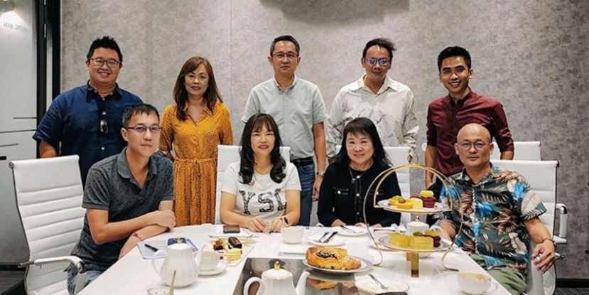 三小校友会发起人会议一瞥,前排左起陈顺发、张慧娇、朱珍妹校长、许志发。 后排左起：田烈华、张慧英、杨国宗、温振祥和冯应扬。
