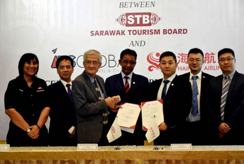 砂旅游、艺术、文化部长拿督阿都卡林（左四）见证砂旅游局主席拿督阿都瓦合（左二）与海南航空航空控股股份有限公司网络部合作發展中心高级经理杨磊（右三）互相移交合作意向书。左一起为砂旅游局首席执行员沙扎、砂旅游、艺术、文化部常务秘书许赞麒。右一起为海南文华航空旅运优先公司副总经理兼項目发展部经理符锋、中国驻古晋总领馆商务领事李旺源。