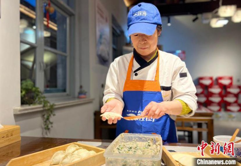 在山东烟台一家水饺店，厨师在包鲅鱼水饺。　