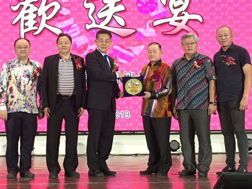 马福总会长拿督斯里刘为强太平局绅（右三）赠送纪念品予主宾砂马拉端区州议员拿督陈冠勋，（左起）为古晋巴达旺福州公会主席拿督刘思乐、世福总会常务副会长兼秘书长林祥华、世福总会副会长、马福总会副会长兼砂福总会会长拿督黄敬鸿及世福总会常务副会长兼马福总会副会长拿督斯里王英顺。