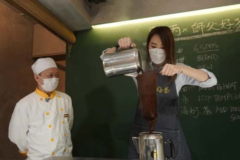 负责宣传工作的徒弟Gina，本身在投资银行合规部工作，月薪六万港元，裸辞后跟陈子平学冲奶茶。