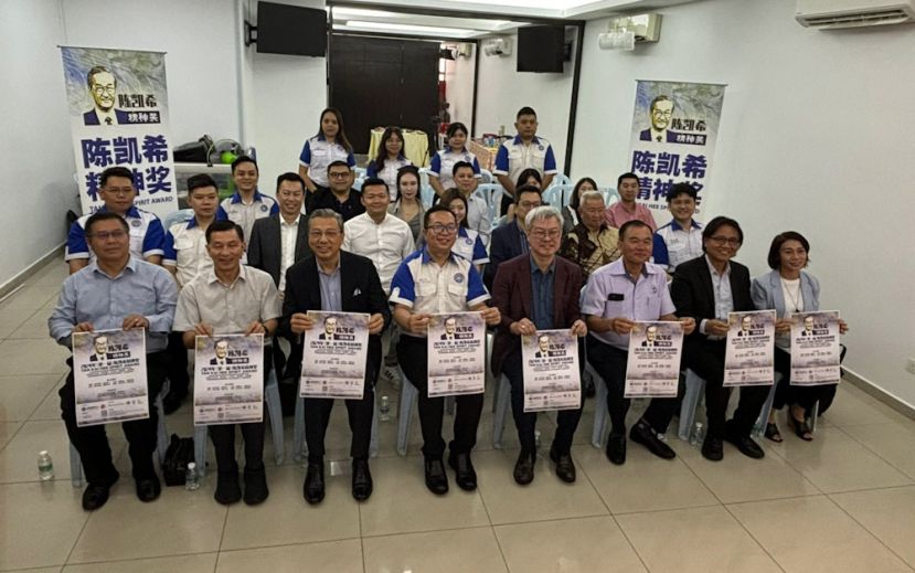 青运与海鸥设立"陈凯希精神奖"，并于一众嘉宾进行推介礼。前排左起为黄振隆、拿督曾华健、丹斯里拿督斯里廖中莱、颜丕永、陈景岗、林猷杰、陈云枫及庄诒晶博士。