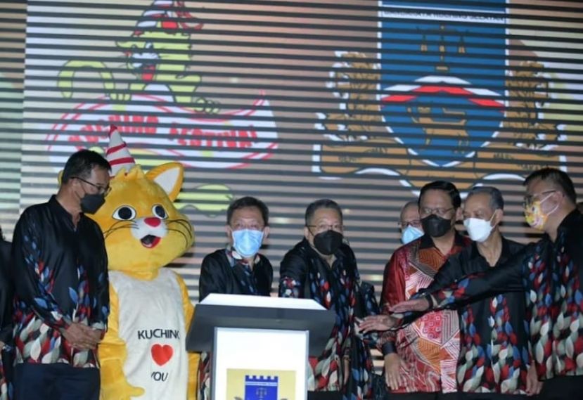 在众嘉宾的陪同下，砂副总理拿督斯里沈桂贤（左二）为一年一度的古晋美食节主持开幕时摄。