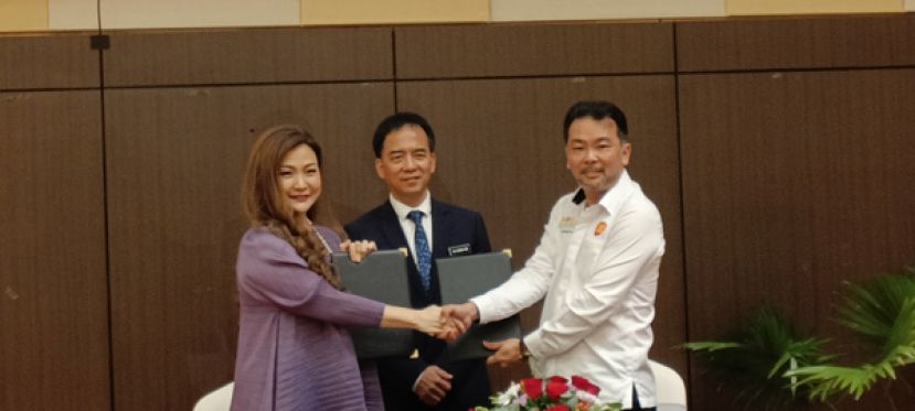 砂旅游、创意工业和表演艺术部常务秘书许赞麒（中）见证YAST集团主席刘丽宝（左）与东盟中国企业家协会副主席梁仙健（右）移交合作备忘录。