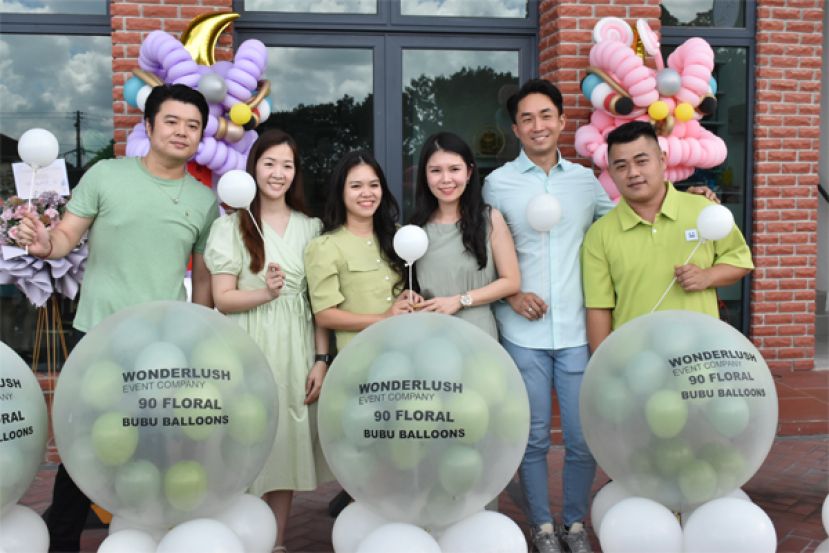 张安琪（左三）与合作伙伴们刺气球为WONDERLUSH EVENT COMPANY 、90 FLORAL STUDIO 、BUBU BALLOONS &amp; DECORATION 主持新张仪式。