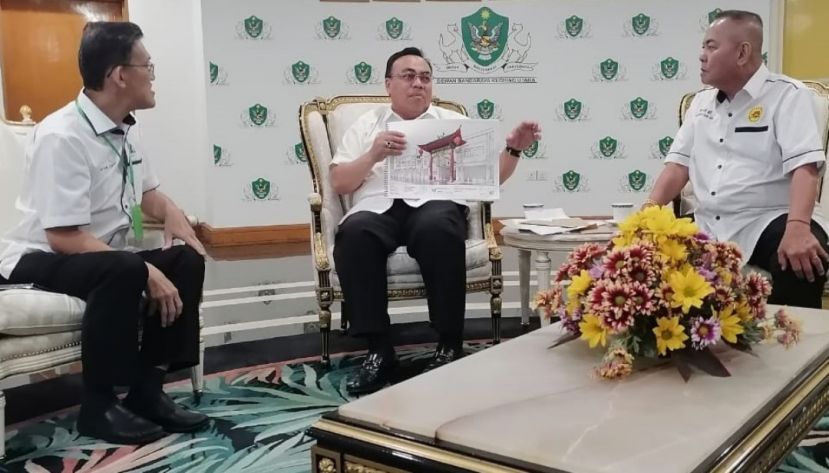甲必丹林传政（右3）移交主宾邀请函予北市市长希尔米；右起为筹委陈中兴、孙守生；左是吕世新、北市行政委员薛华东。