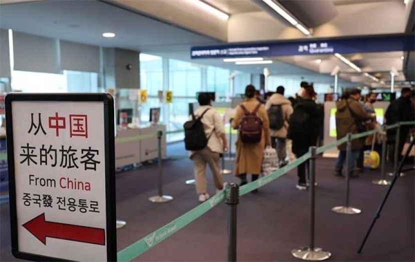 韩国仁川国际机场大堂旅客人来人往。