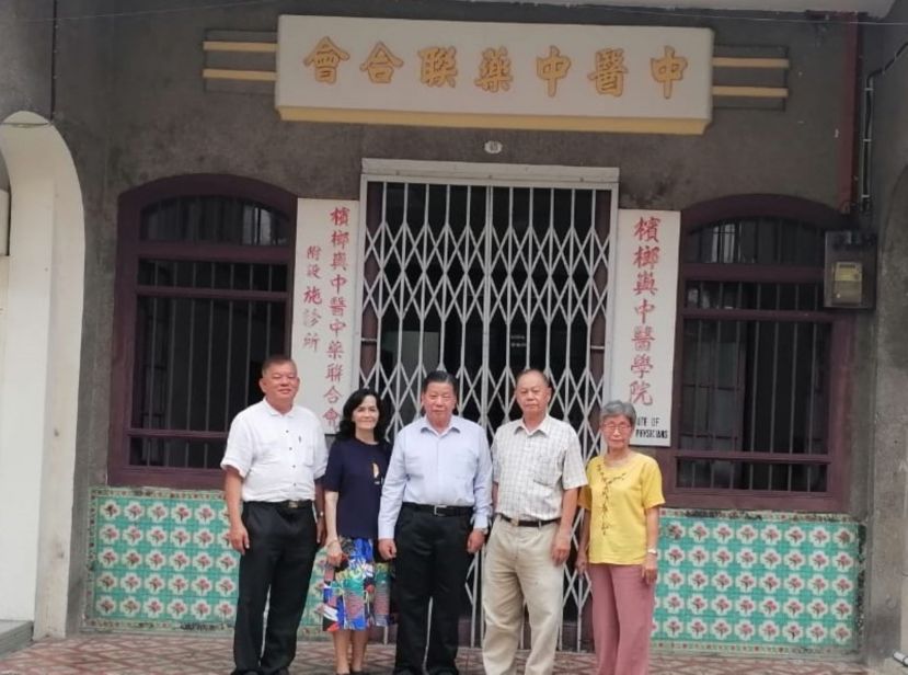 砂医总会长江宗兴（左3起）拜会槟榔屿中医中药联合会主席朱庆智、执行秘书廖桂华；左1起为陈中兴、叶舒霞。