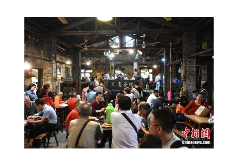 市民和游客在重庆市一家有近40年历史的&ldquo;交通茶馆&rdquo;里喝茶。