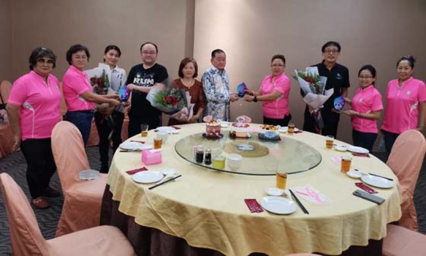 主任朱缮霖（右四）、副主任刘亿（右一）及秘书黃珠金（左二）分别把表扬盾移交予拿督斯里刘为强太平局绅伉俪、拿督吴新贤及甲必丹拿督刘思乐夫妇时摄。