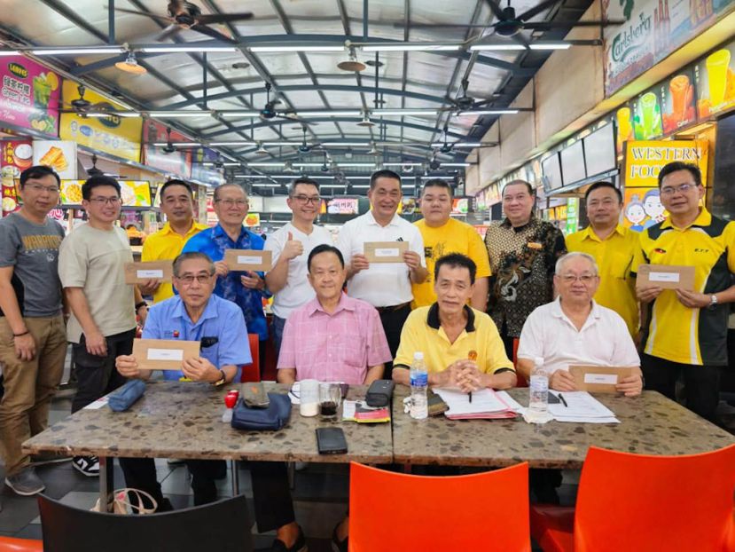 图片说明：  N11巴都林当区议员施志豪（站者右五）与众社区领袖和志工团成员于流动服务活动时接领函件。站者右起为：甲必丹郭贵华、甲必丹陈国璋、本固鲁拿督贝朝兴、黄世荣、市议员刘儱语、本固鲁严安干、陈义华。坐者右起：林瑞钊、陈炳权、詹兴民、庄诚德。