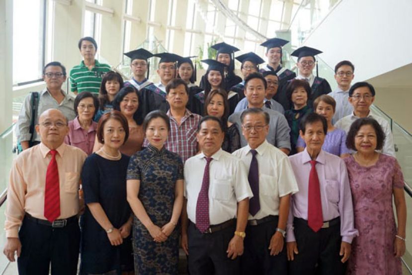 华团名誉会长陈发枝（前排正中）、诗巫省华团争取中国医学学术资格认证专案小组主任张锦兴（前排右三）参与华团第一批推荐学生的毕业礼，与毕业生及家长合影留念。 (前排左二)为上海交大医学院留学生教育中心主任王利。