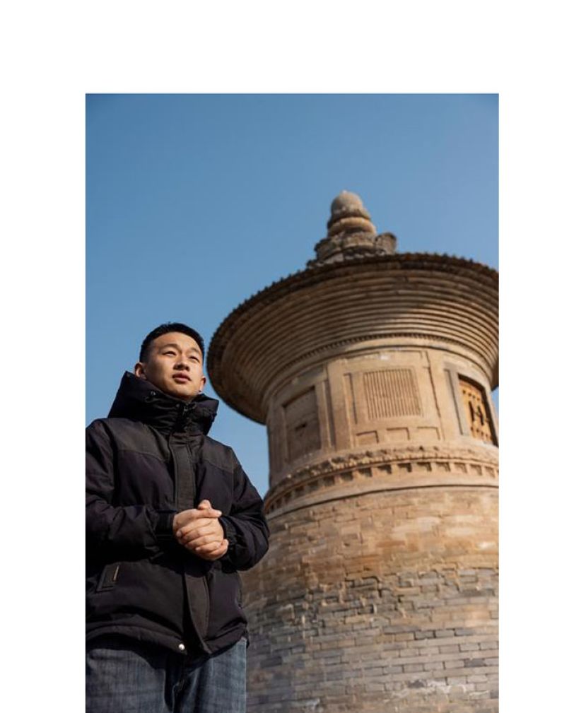 赵波与泛舟禅师塔。