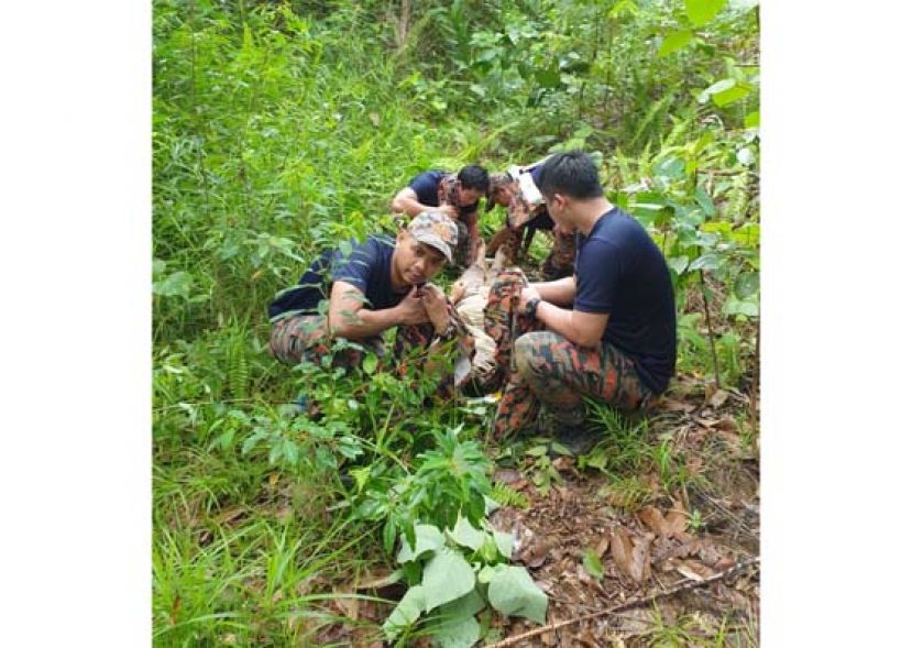消拯人员费了九牛二虎之力，将男子抬出森林。