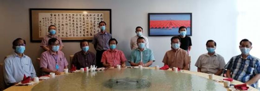 古晋中华小学校董会常务理事会议后合影，座左起为一小副主席梁柏就、三小副主席郑文发、校董会执行顾问黄张金发、主席拿督王长福、署理主席蔡文铎、秘书长田松茂、四小副主席黄云华及二小副主席张光福；后排左起为五小监学许庆喜、二小监学唐才茗、六小副主席蓝里安及财政刘贵梦。