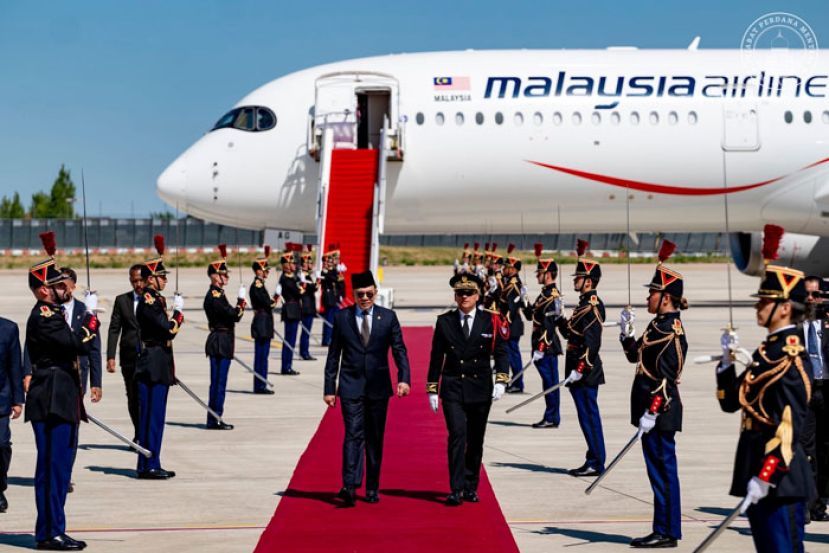 首相安华抵达巴黎奥利机场，检阅仪仗队。