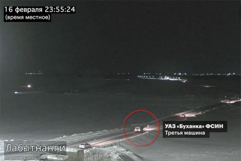 疑似载著纳瓦尼遗体的小巴行驶于监狱通往太平间的路上。