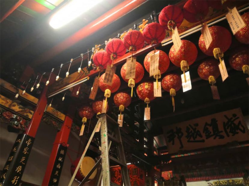 于今年初在亚答街上帝庙所悬挂的新春祈福吉祥灯一景。