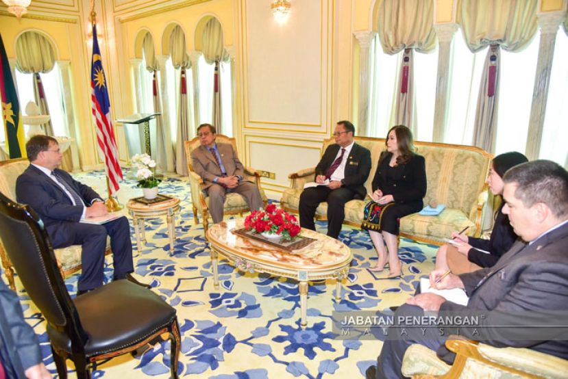 美国驻马大使卡根（左一）拜会砂总理拿督巴丁宜丹斯里阿邦佐哈里（左二）。