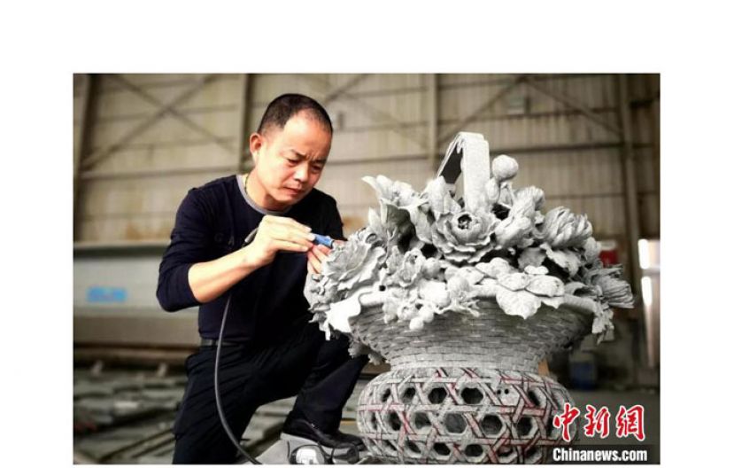 中国工艺美术大师、惠安雕艺大师吴德强在创作中。