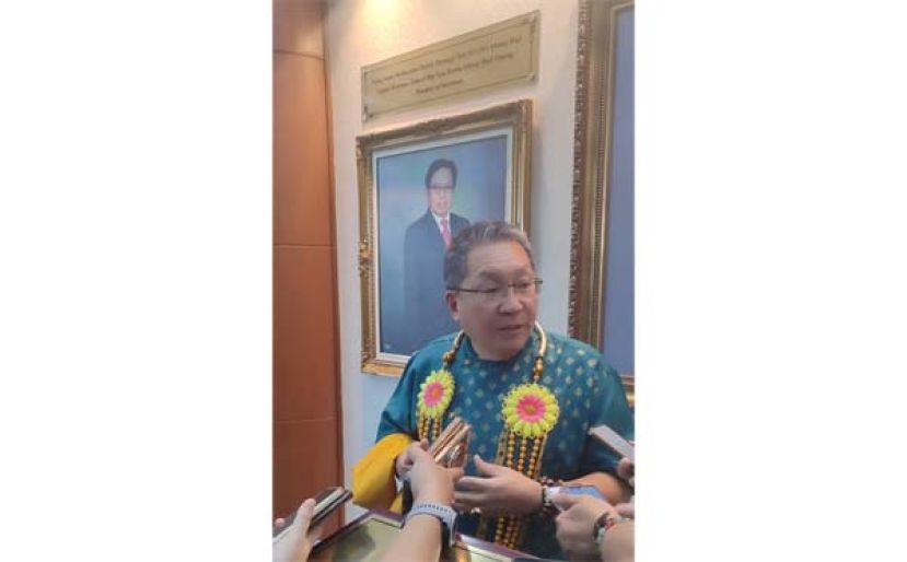 古晋南市市长拿督黄鸿圣向媒体发表谈话时摄。