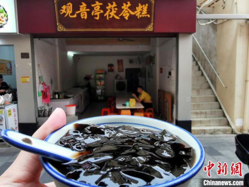 每年入夏之后，台山市台城观音亭茯苓膏店吸引不少游子和华侨到店打卡，重温家乡记忆中的味道。