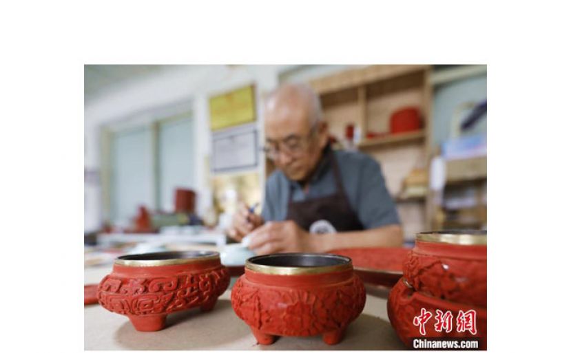 在河北省固安县南宋村，雕漆匠人朱庆元正雕刻漆器。