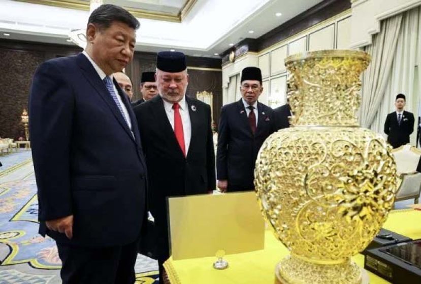 习近平（左）和元首陛下观赏金花瓶。