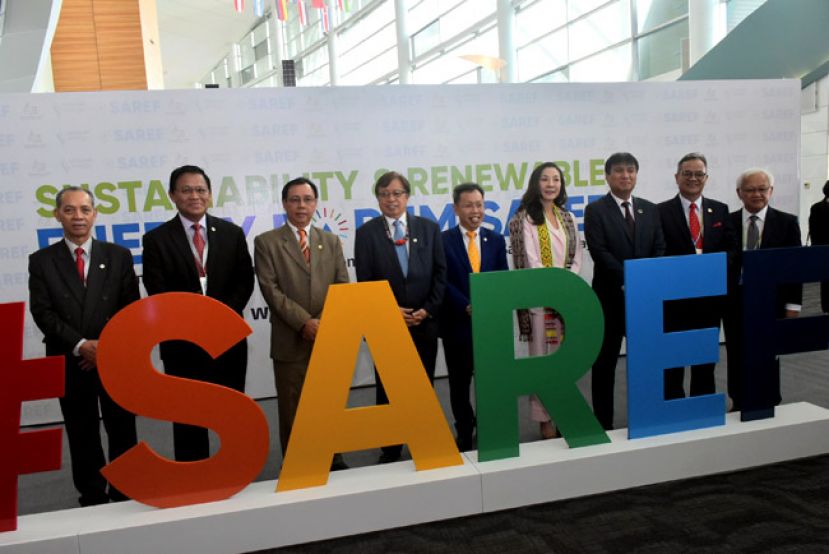 联合国发展计划署亲善大使丹斯里杨紫琼（右四）与嘉宾们在永续与可再生能源标志牌处合照。