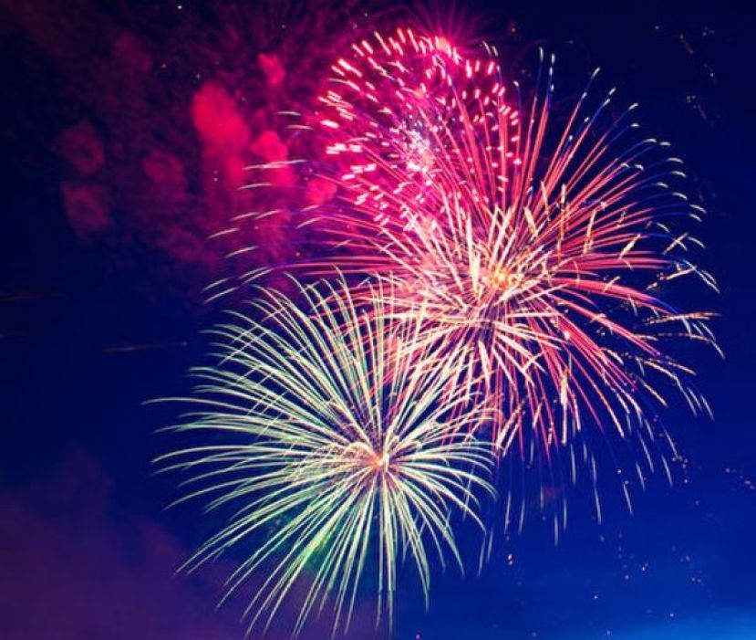 华人在佳节或喜庆时通常会有燃放烟花、爆竹的风俗习惯。