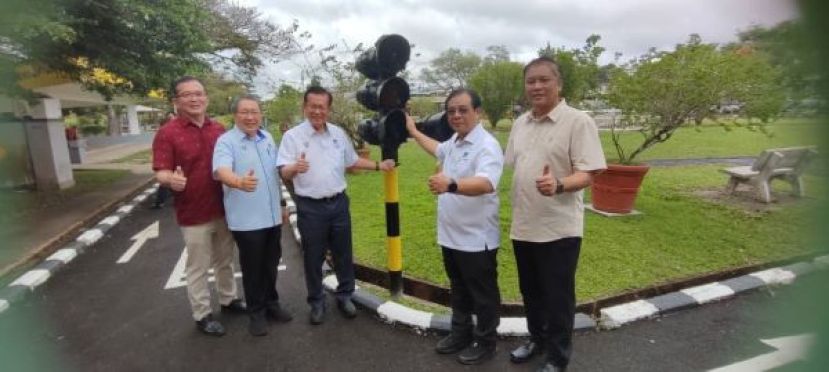 左起为古晋南市市政局代秘书黄明光、南市市长拿督黄鸿圣、拿督斯里李景胜、哲历苏修以及古晋南市市议员蔡佑龙称赞英国制造的肯雅兰交通灯时影。