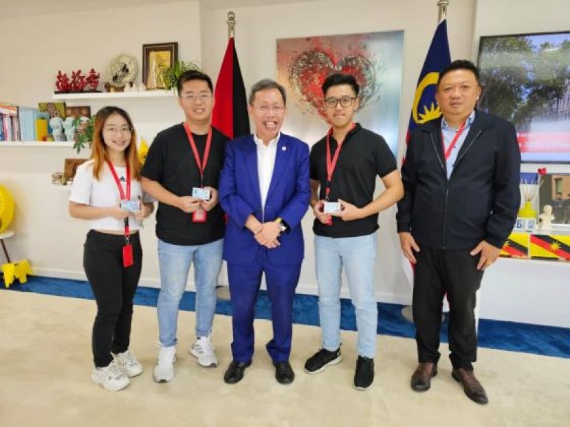  之前面对无国籍身份3名兄弟妹即郭欣颖(左一)\郭伟斌(左二) 及郭伟涵(右二)在砂副总理拿督阿玛沈桂贤(右三)协助下成功获取持有砂拉越(K)身份的大马卡。右一为斯里阿曼华人社区最高领袖天猛公郭翼升。