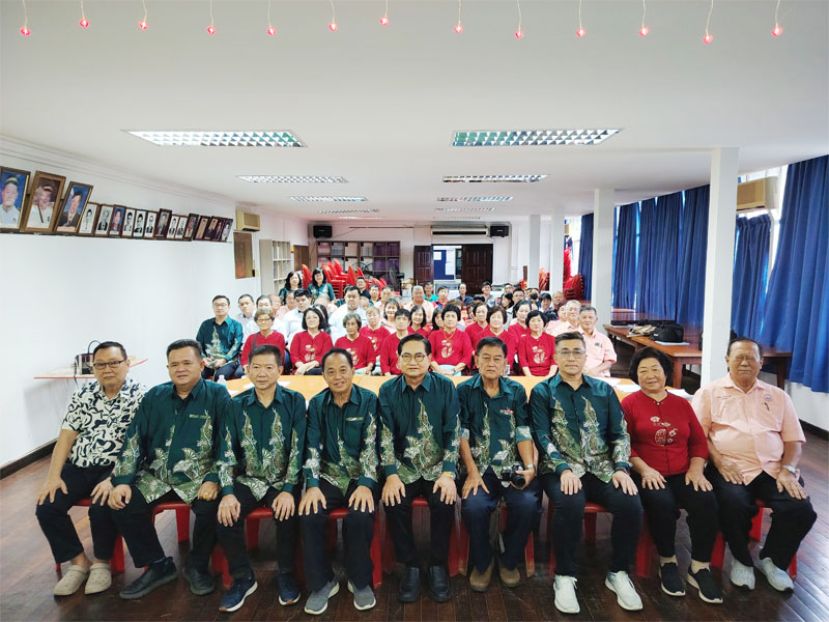 出席大会的全体会员合影留念。