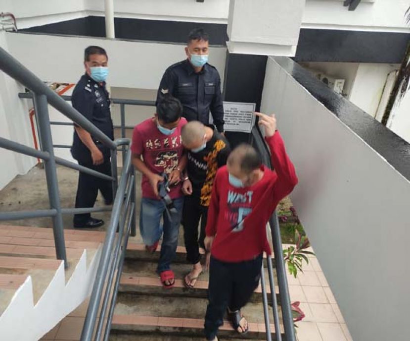 罪成的其中一名被告被押离法庭时还出示中指。